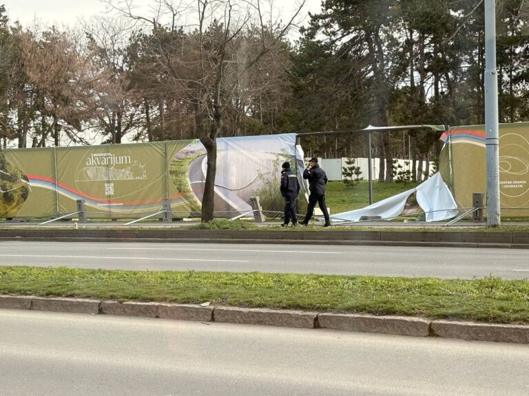 Ograda oko parka Ušće, 19. februar; Foto: Mašina.