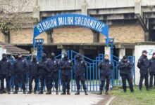 Kordnom policije ispred kapije stadiona u Kuli