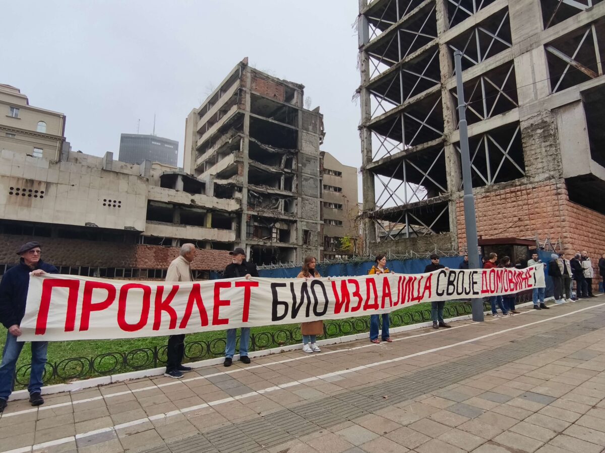 Proklet bio izdajica transparent kod Generalštaba