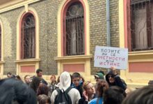 Protest ispred Akademije umetnosti; Foto: Mašina
