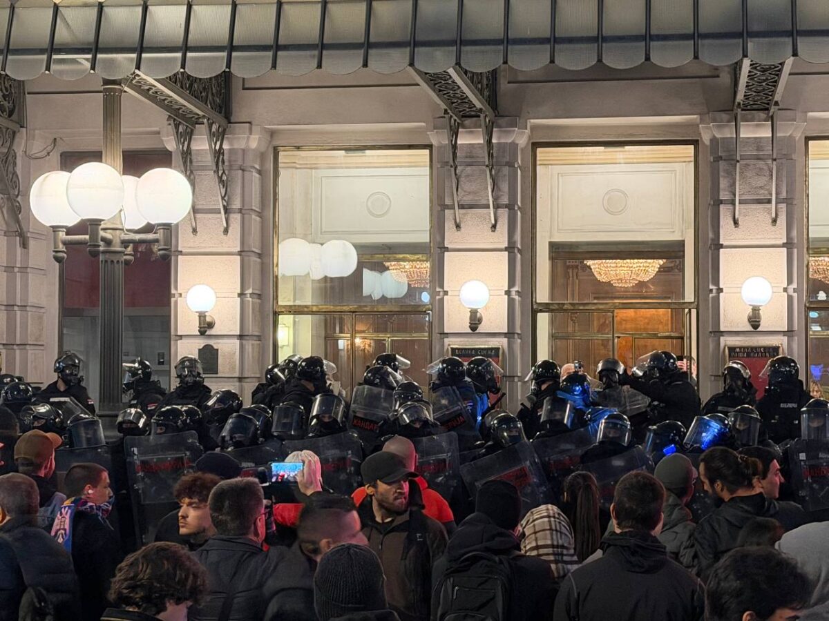 Kordon policije irepd Narodnog pozorišta