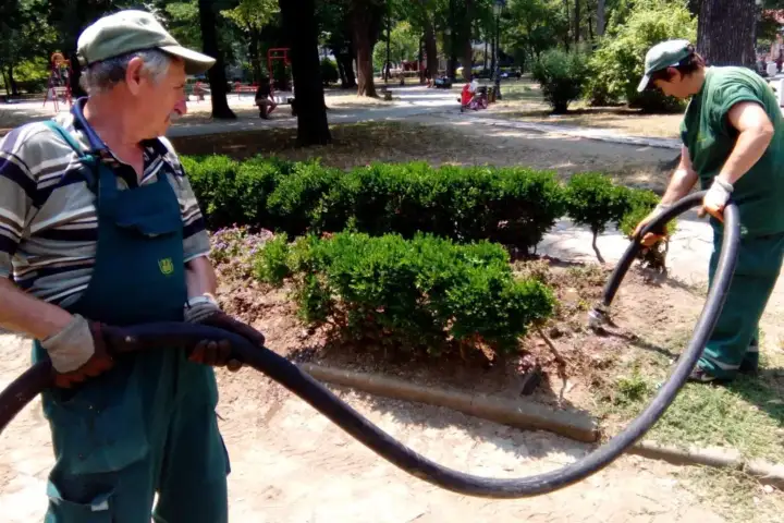 Komunalci održavaju park