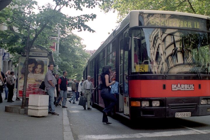 gradski autobus na stanici u beogradu
