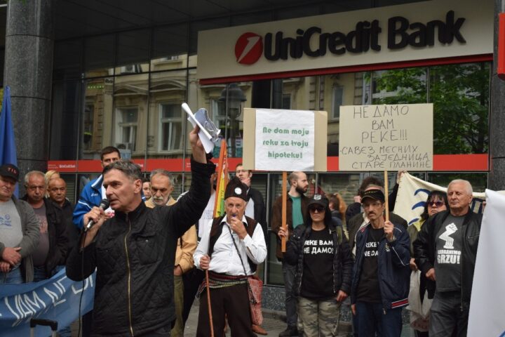 „Nema hipoteke na reke“. Protest ispred UniCredit banke zbog finansiranja izgradnje MHE