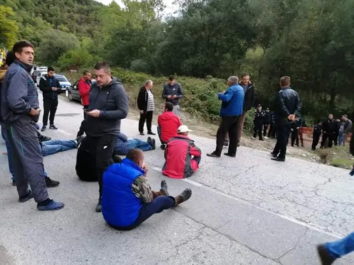 Meštani blokirali put kako bi sprečili izgradnju MHE na Graševki