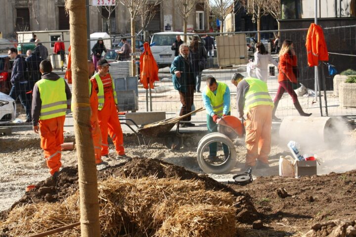 radnici rade na popločavanju puta