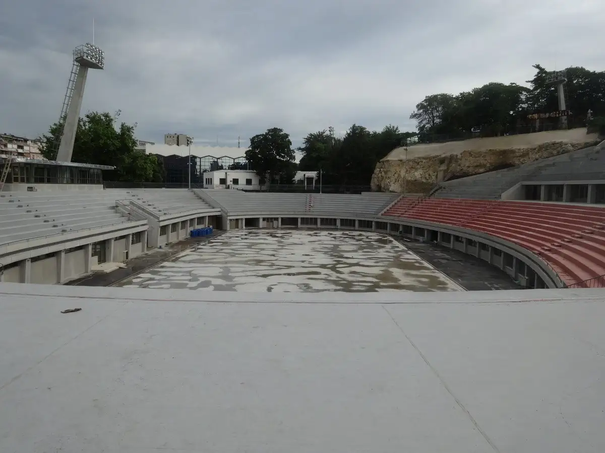 Da li je uopšte trebalo otvarati Beogradsku letnju scenu na Tašmajdanu?