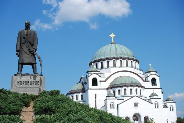 U jeku epidemije, umesto u bolnice, Vlada Srbije donira milione za Hram Svetog Save