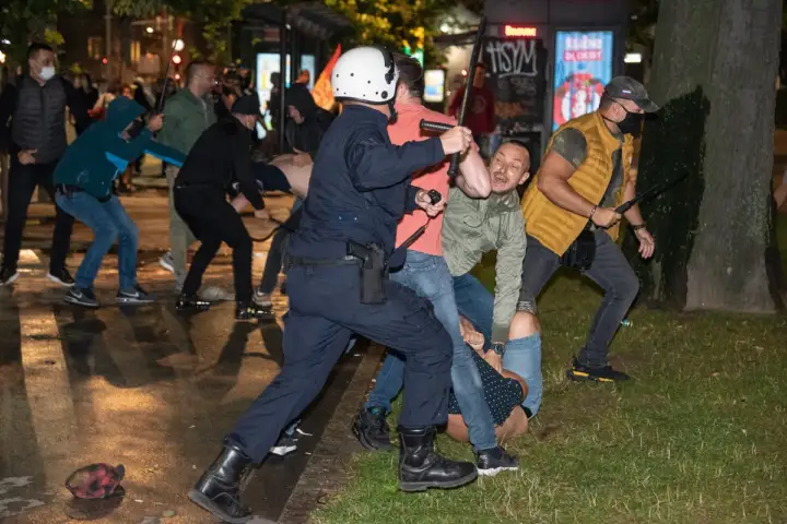 pandur bije demonstranta