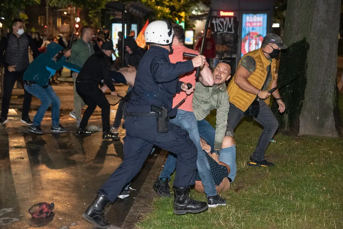 pandur bije demonstranta