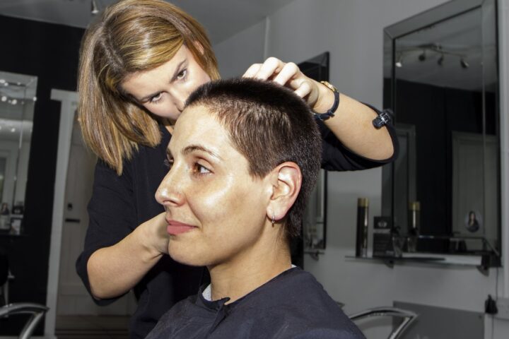 Frizeri zahtevaju nove mere pomoći za zanatlije
