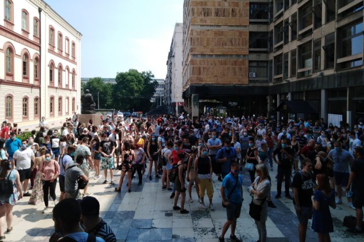 „Nije u redu da se studenti sele svake dve sekunde jer im to ometa studiranje“. Studenti protestuju zbog ponovnih pretnji iseljenjem