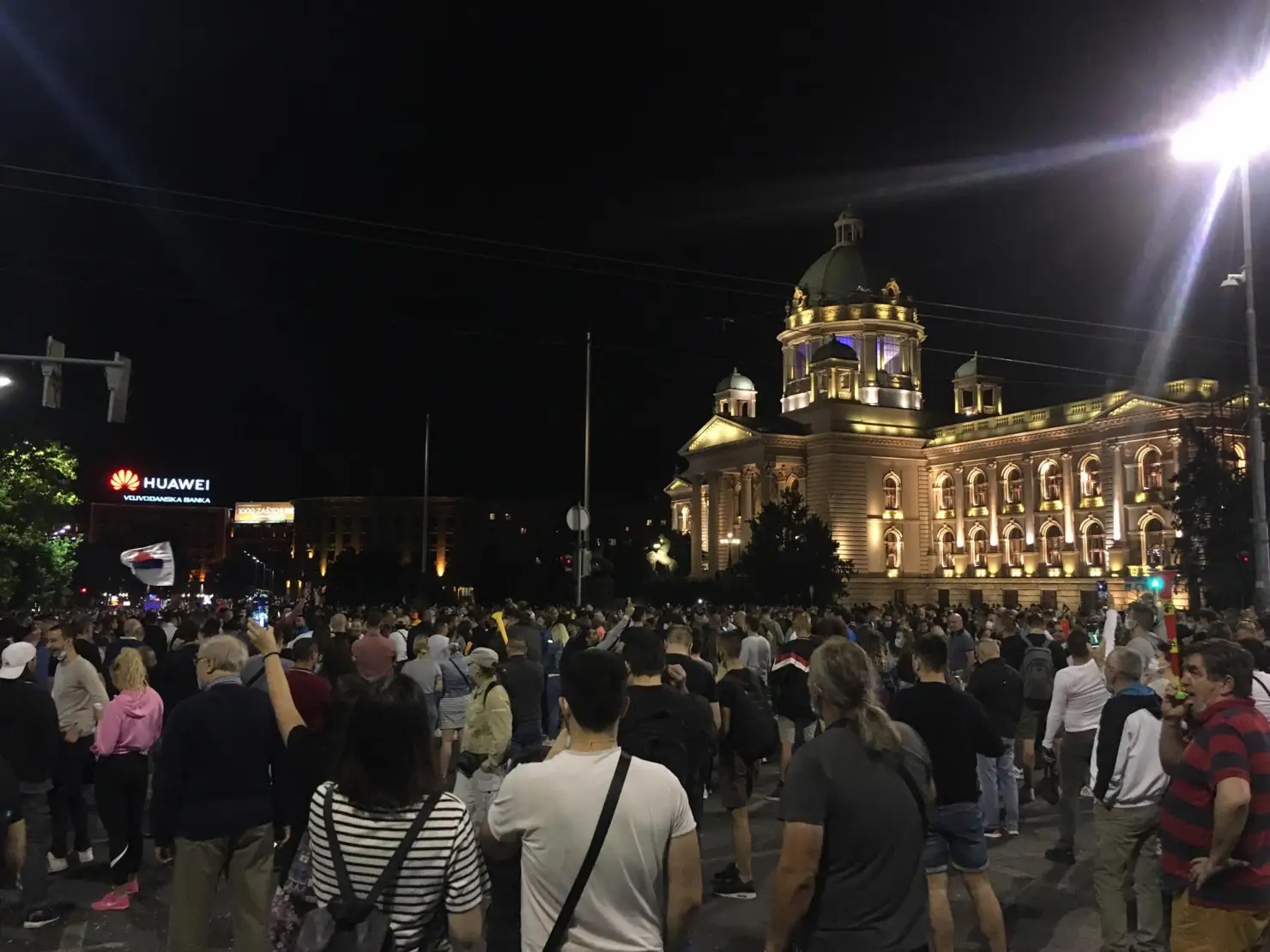 Neredi u Beogradu zbog najavljenog policijskog časa: suzavac, batine, hapšenja