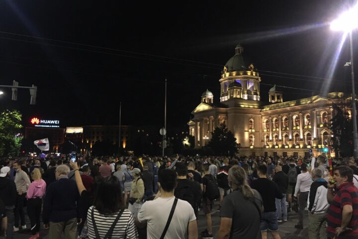 Neredi u Beogradu zbog najavljenog policijskog časa: suzavac, batine, hapšenja