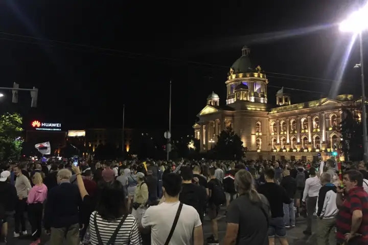 Neredi u Beogradu zbog najavljenog policijskog časa: suzavac, batine, hapšenja