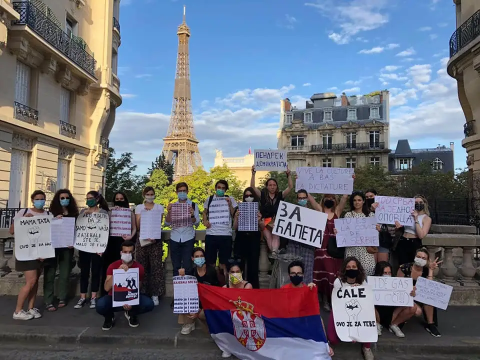 Studenti iz Srbije u Parizu dočekali Aleksandra Vučića transparentima „Ti si kovid Srbije“