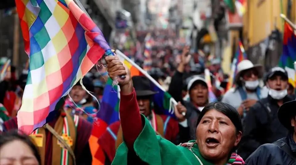 Protest protiv pučističke valde u Boliviji, jun 2020. pod zastavom Vipala koja je simbol autohotnog stanovništva; Izvor: Evo Morales Ayma / Facebook