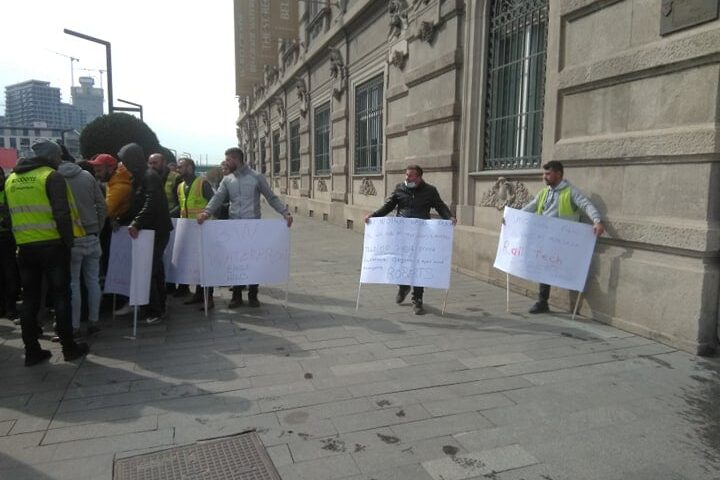 Strani radnici drže transparente na protestu ispred sedišta kompanije Beograd na vodi