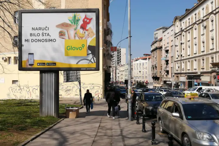 Bilbord sa reklamom za aplikaciju Glovo