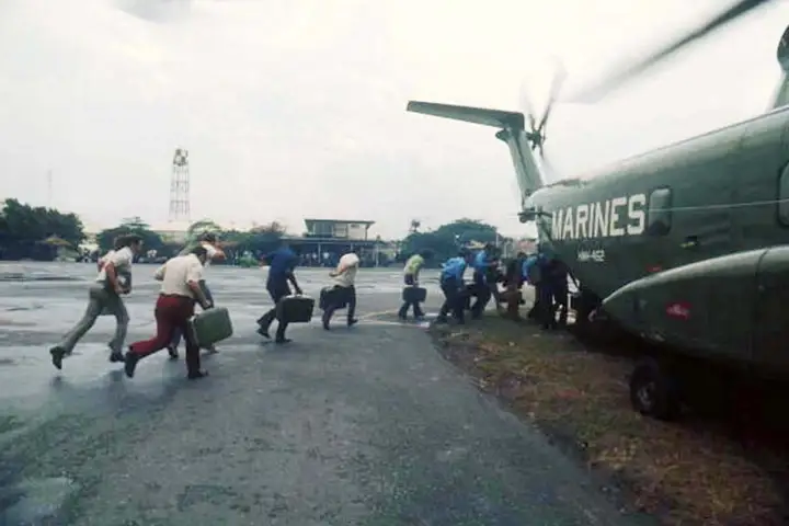 Talibanski režim i savremeni svet: o dve slične fotografije i provaliji između njih