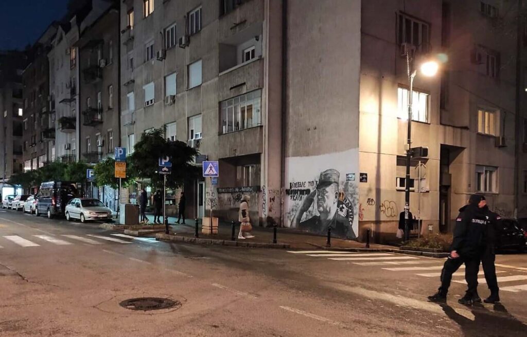 Uhapšene jer su mural Ratka Mladića gađale jajima
