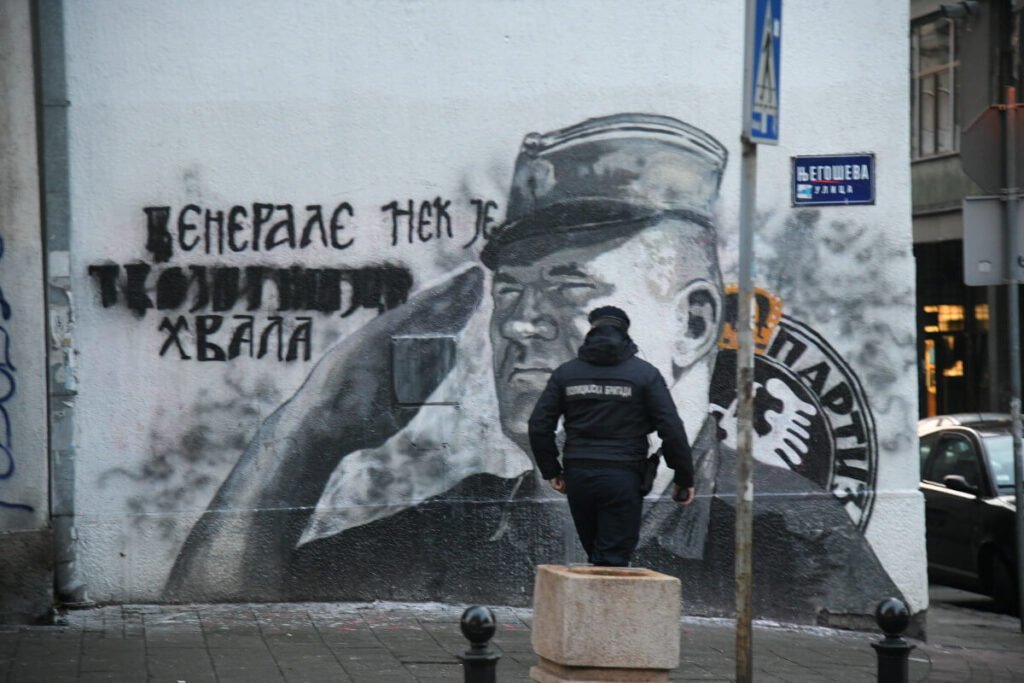 Inspekcija naložila stanarima zgrade na Vračaru da sami uklone mural Ratku Mladiću