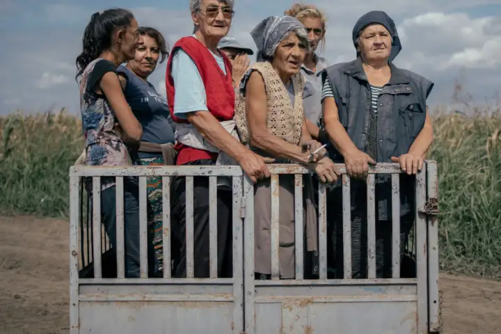 radnice na njivi u prikolici