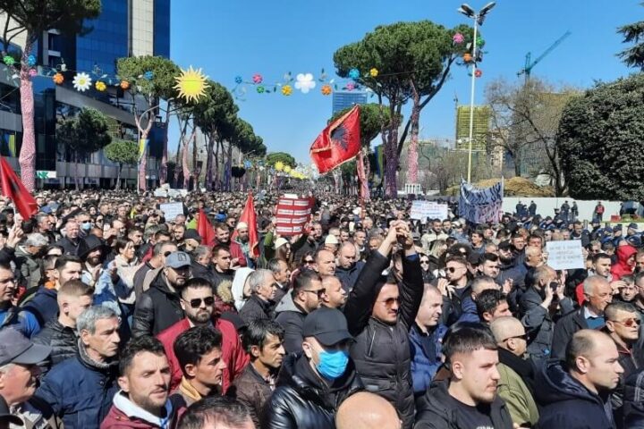 Masovni protesti u Albaniji, demonstranti poručuju da će istrajati do ispunjenja zahteva