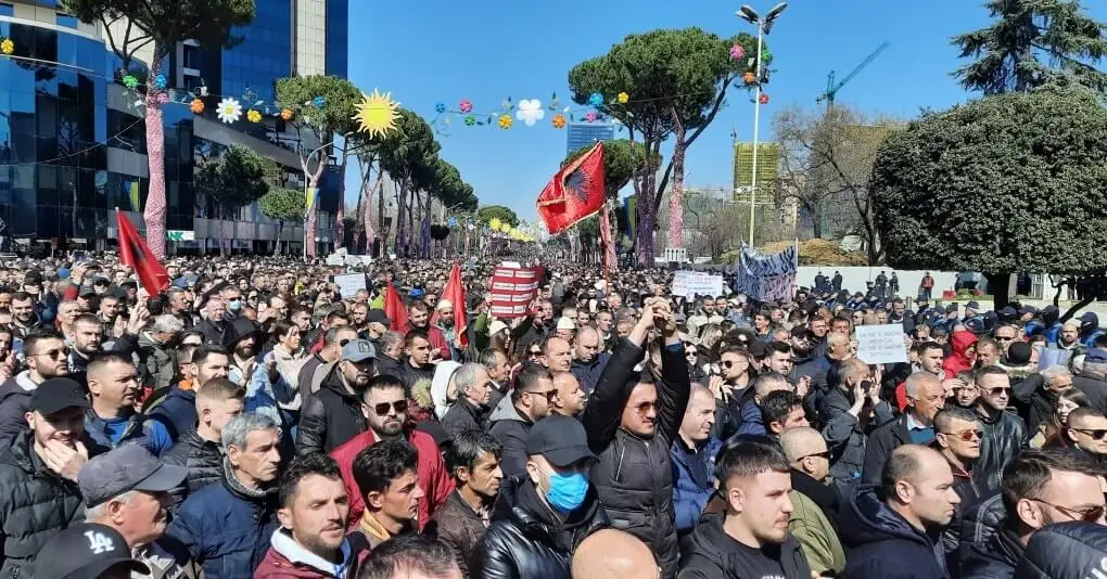 Masovni protesti u Albaniji, demonstranti poručuju da će istrajati do ispunjenja zahteva