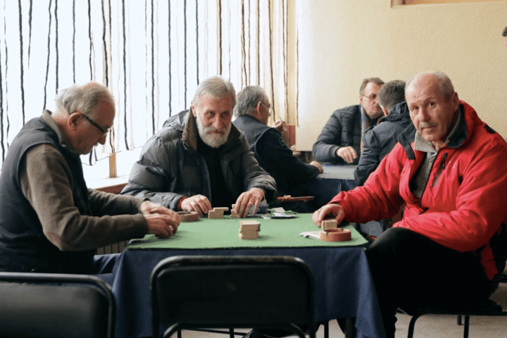 penzioneri igraju domine, insert iz filma