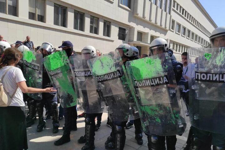 Kordon policije na protestu u Novom Sadu