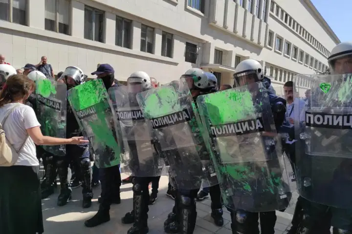 Kordon policije na protestu u Novom Sadu