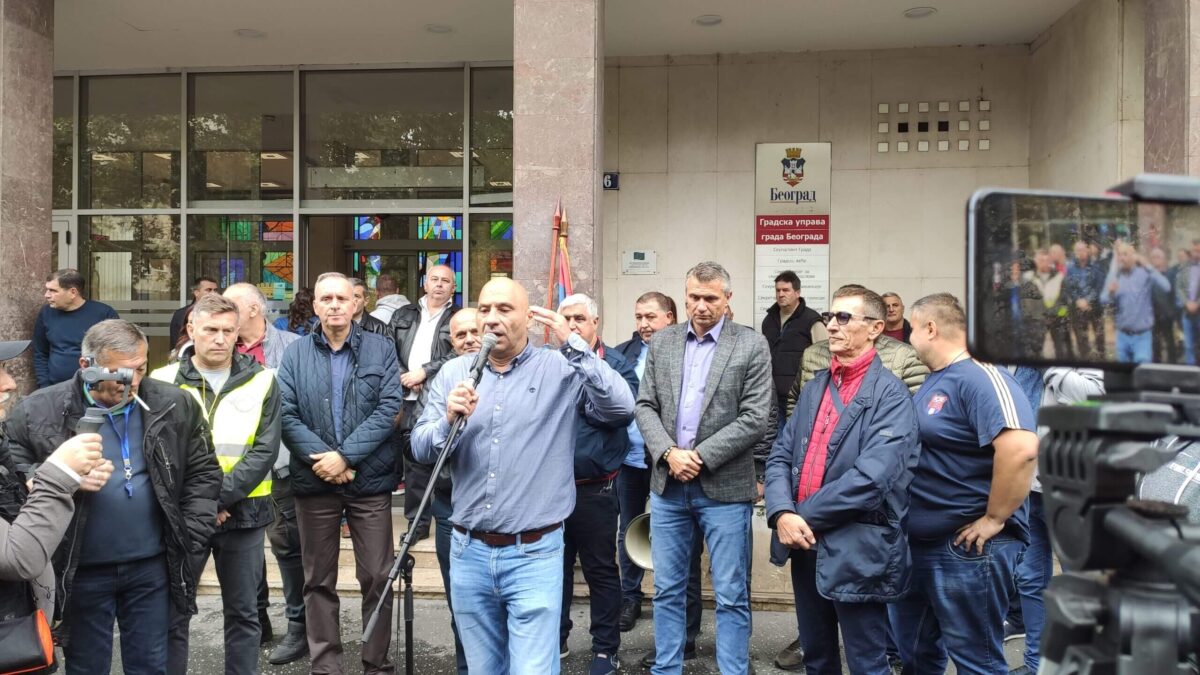 Aleksandar Radojević govori na protestu komunalaca
