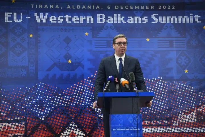 Vučić za govornicom u Tirani