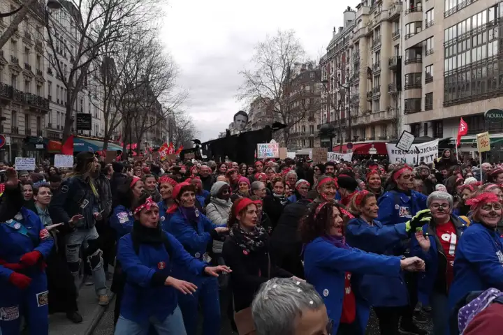 Francuska: masovni protesti i štrajkovi protiv omražene penzione reforme