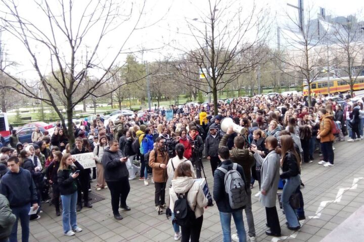 Protest srednjoškolaca ispred Ministarstva prosvete
