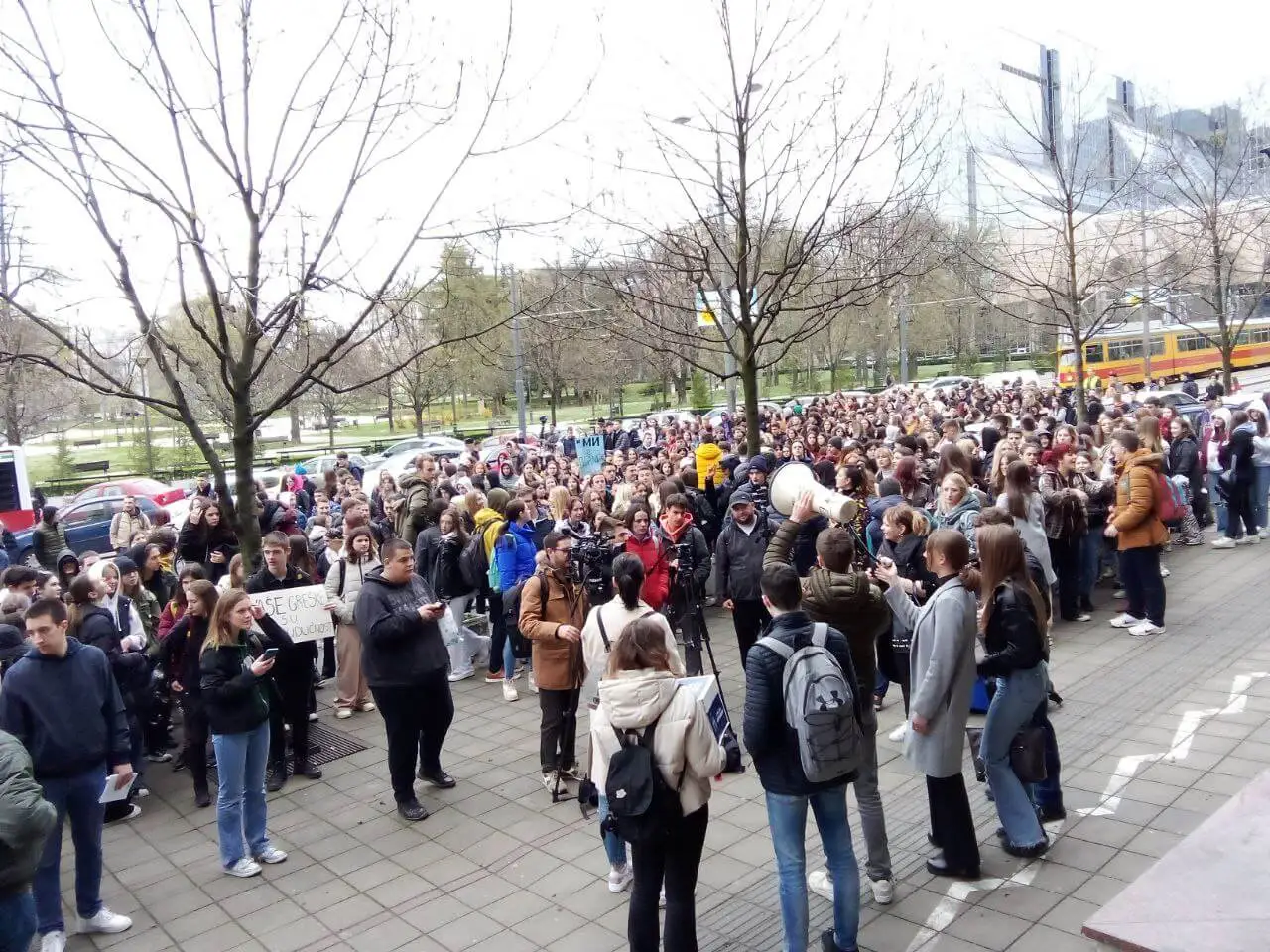 Protest srednjoškolaca ispred Ministarstva prosvete