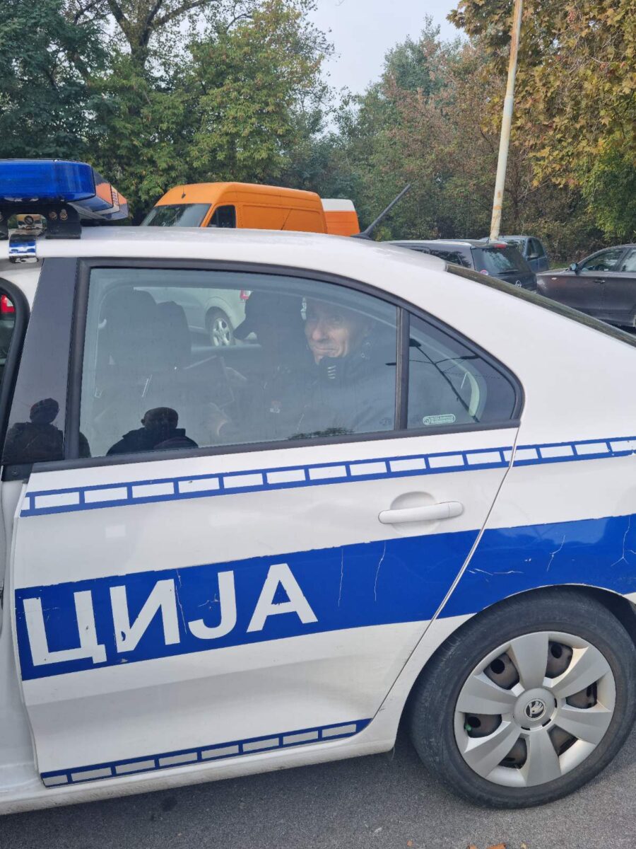 Privođenje aktivista na Savskom nasipu