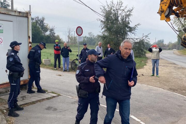 Privođenje aktivista na Savskom nasipu