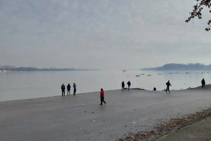 Ljudi pored reke