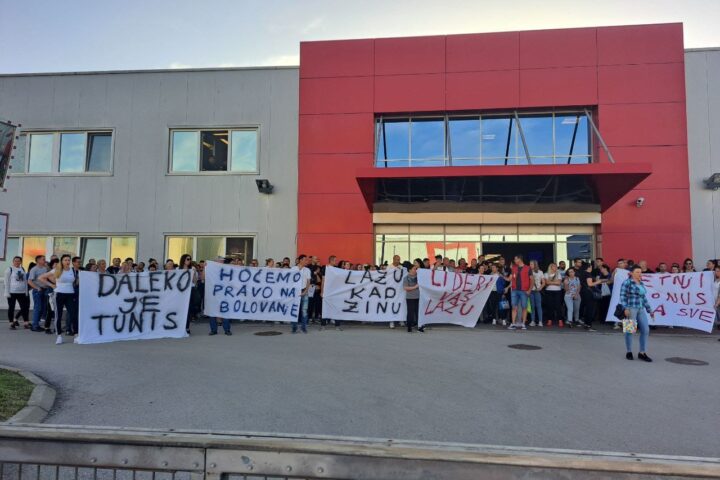 Radnici Jure ispred fabričke zgrade u Leskovcu; Foto: Radnički glas