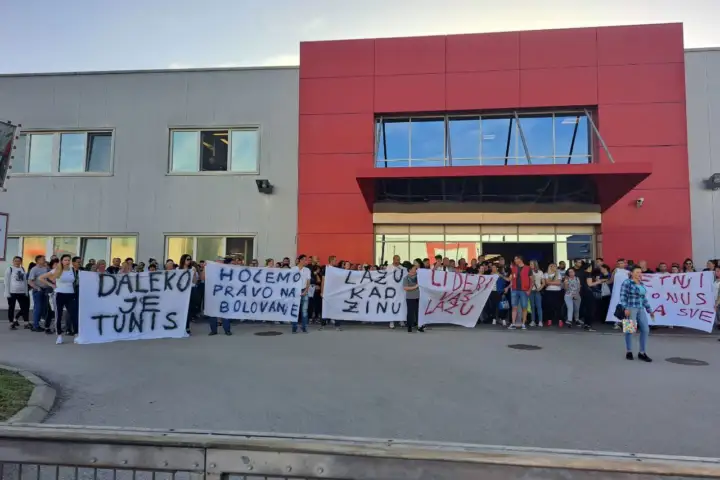 Radnici Jure ispred fabričke zgrade u Leskovcu; Foto: Radnički glas