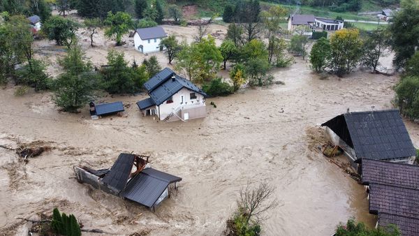 Poplavljene kuće u selu Luke; Foto: Robert Oroz