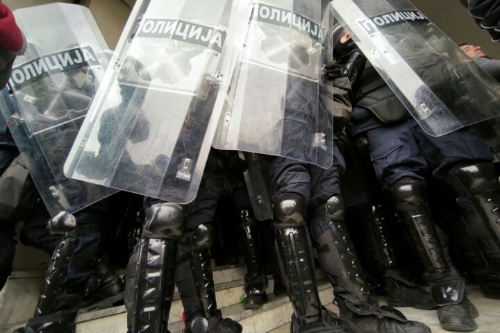 Policija ispred Skupštine Novog Sada; Foto: Mašina