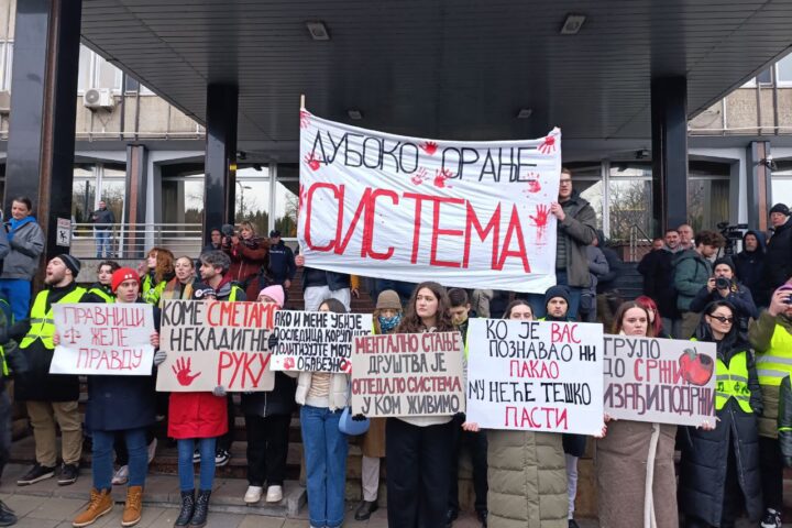 Protest ispred VJT 16. januara; Foto: Mašina