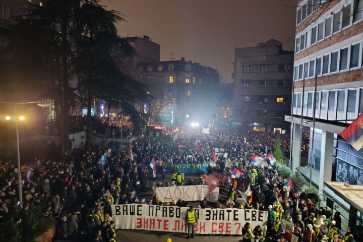 Protest studenata ispred RTS-a; Foto: Mašina