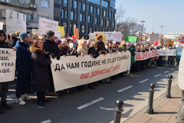 Protest prosvetnih radnika ispred Ustavnog suda; Foto: Mašina