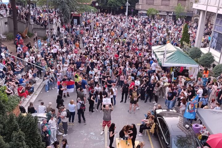 Blokada zgrade RTS-a u Takovskoj; Foto: Mašina