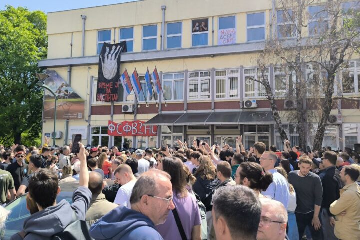 Građani i žandarmerija ispred DIF-a u NS; Foto: Mašina