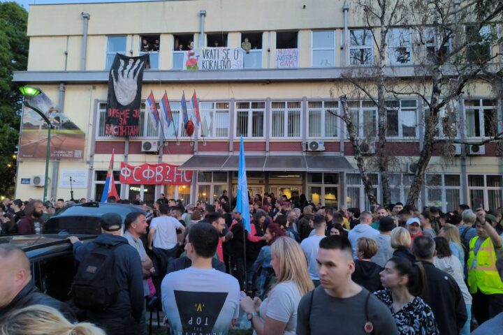Protest ispred DIF-a u Novom Sadu; Foto: Mašina